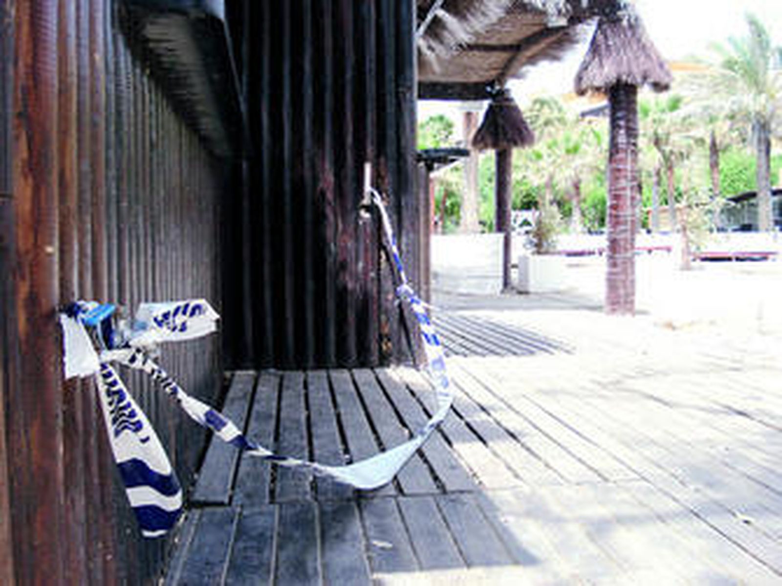 Imagen del chiringuito con el cordón policial en una de sus esquinas.