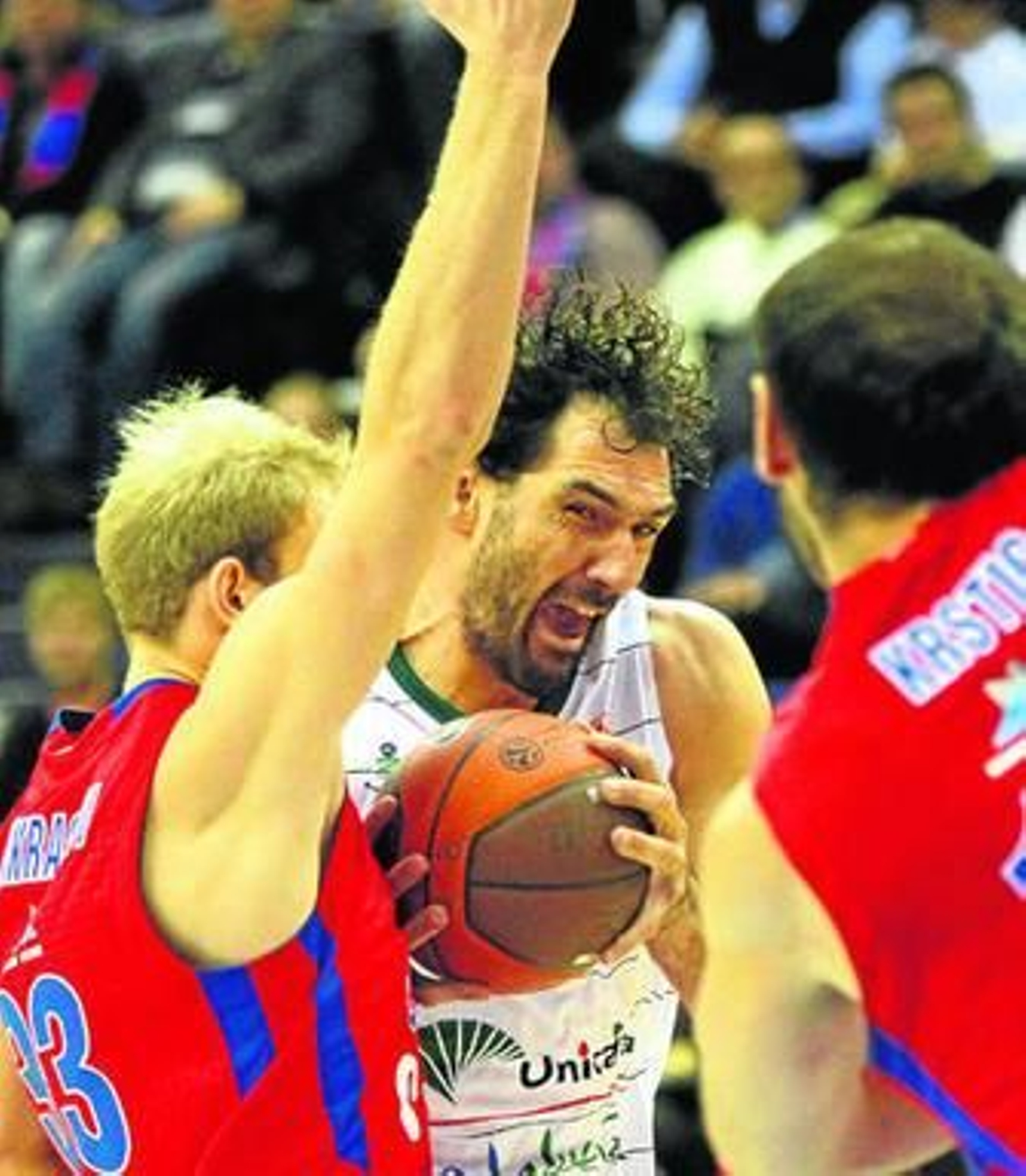 Garbajosa trata de avanzar defendido por Khryapa y Krstic.