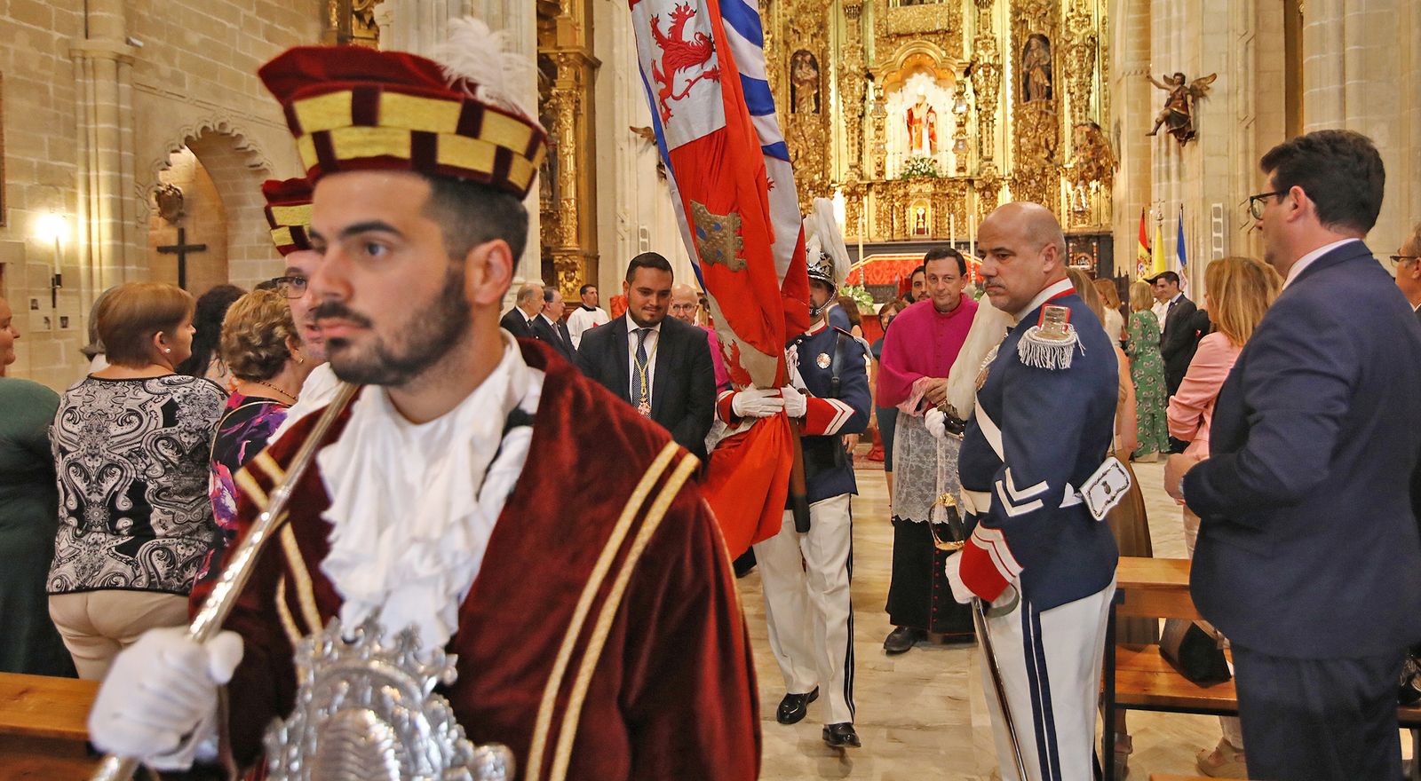 Imágenes del tradicional traslado del 'Pendón'