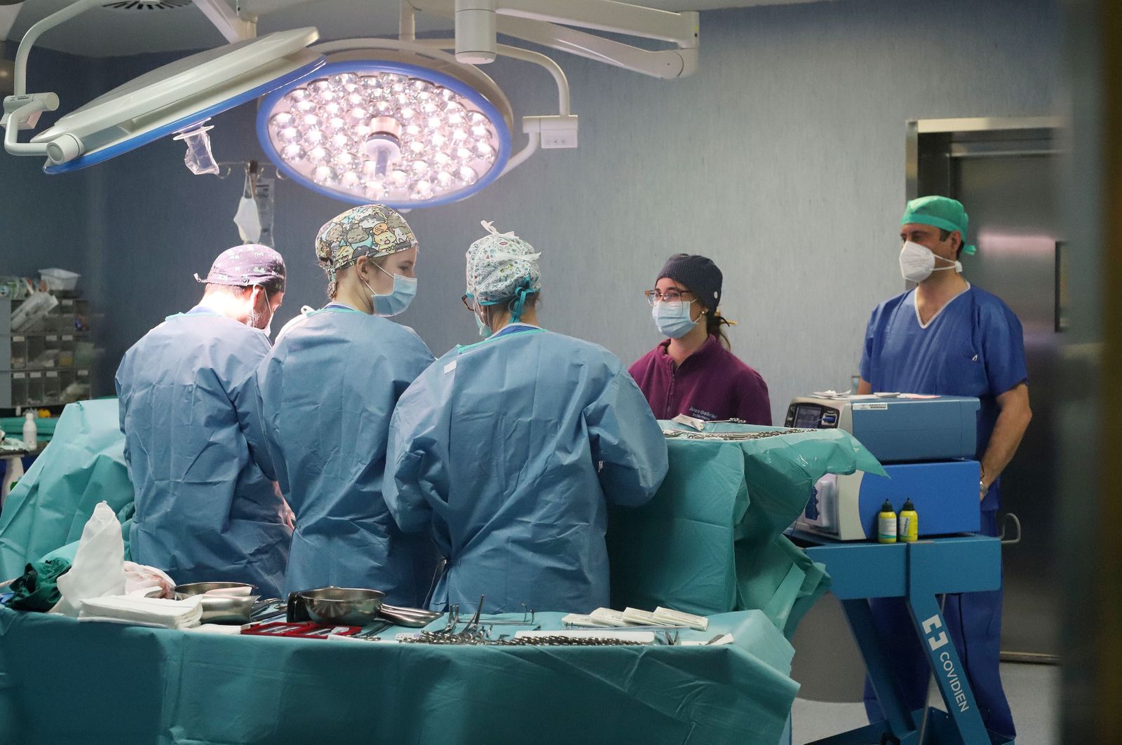 Un equipo médico realiza una intervención en el Hospital Infanta Elena de Huelva.