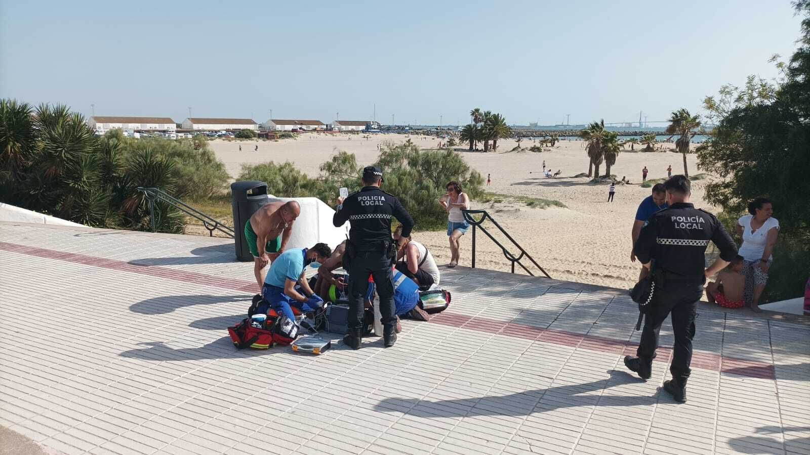 La decisiva intervención en la playa de La Puntilla salvó al bañista.