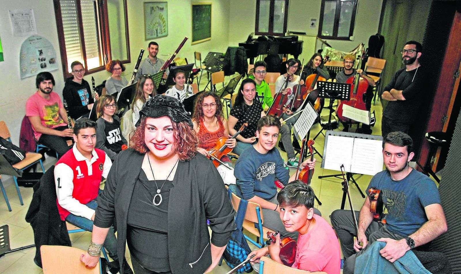 La directora del conservatorio de La Línea, Pilar Espejo, junto a profesores y alumnos del centro.