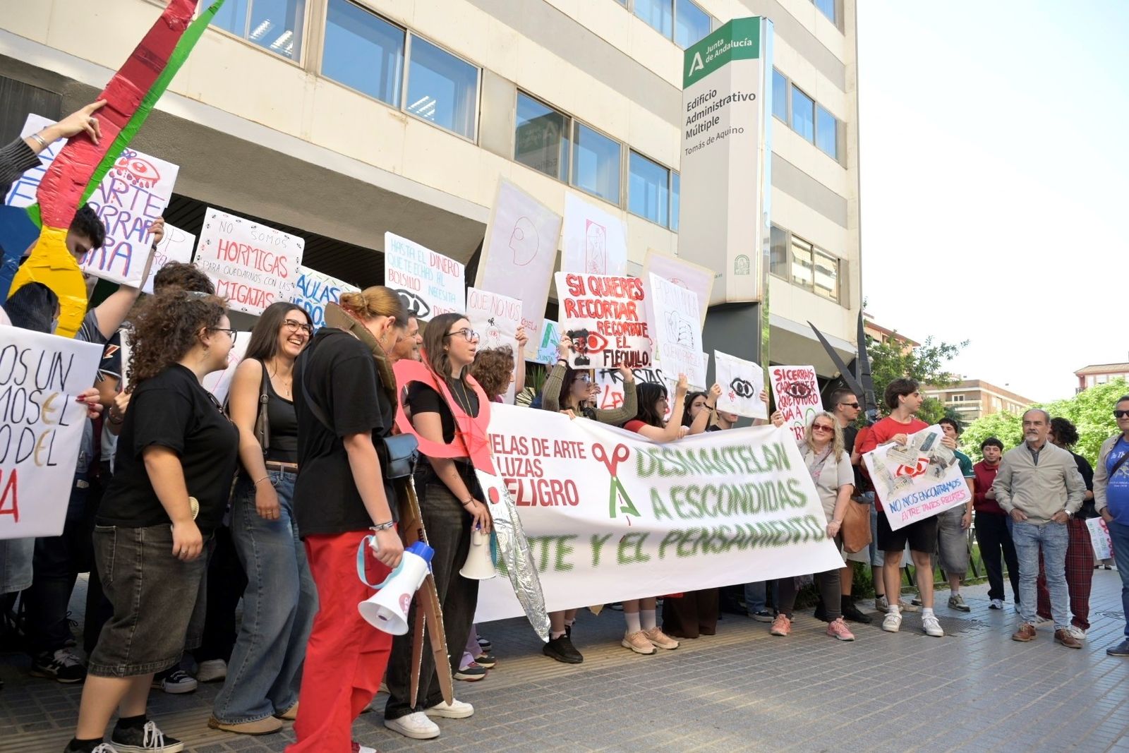 La protesta de la comunidad educativa de la Escuela de Arte y Superior ...
