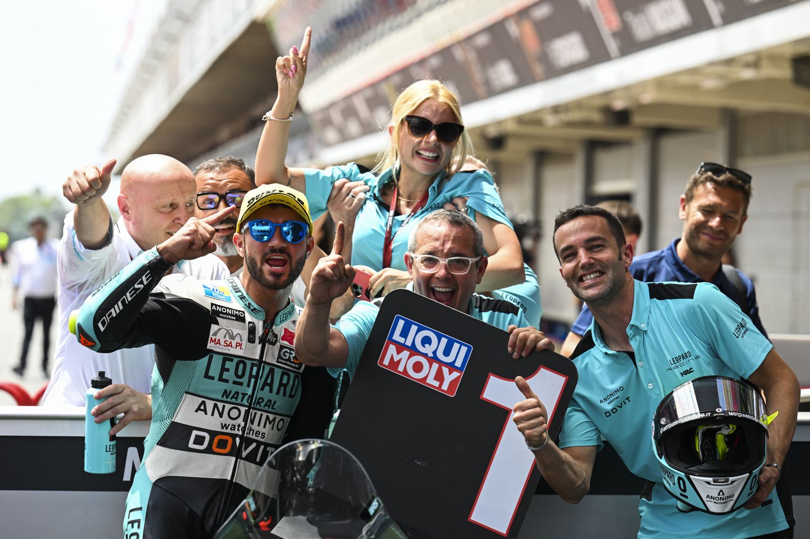Dennis Foggia celebra su pole en Moto3 en el GP de Cataluña.