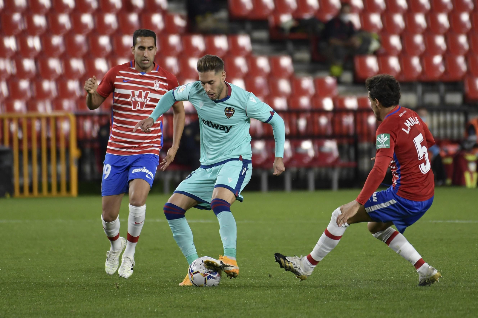 La defensa del Granada trabajó a destajo ante el Levante.