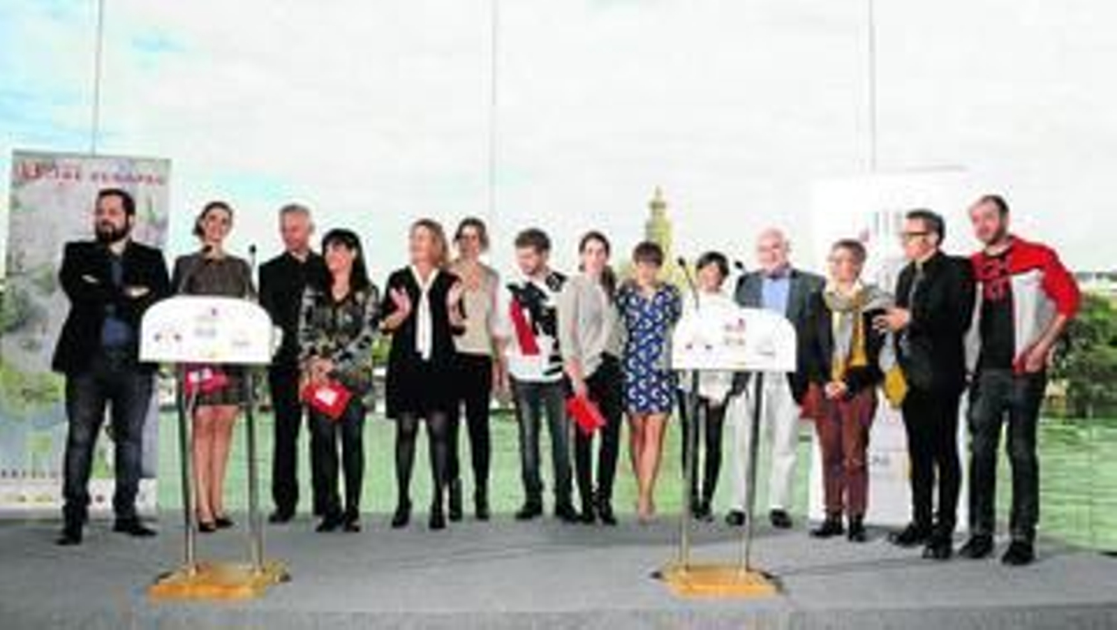Algunos de los participantes en el acto celebrado ayer, junto a la nominada Marian Álvarez (quinta por la derecha). Algunos de los participantes en el acto celebrado ayer, junto a la nominada Marian Álvarez (quinta por la derecha).
