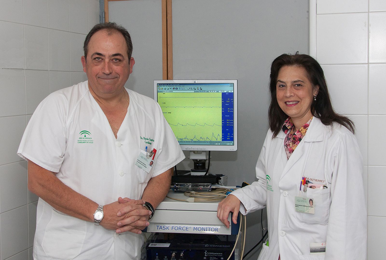 Los doctores Gonzalo Barón Esquivias y Encarnación Gutiérrez, en el Hospital Virgen del Rocío.