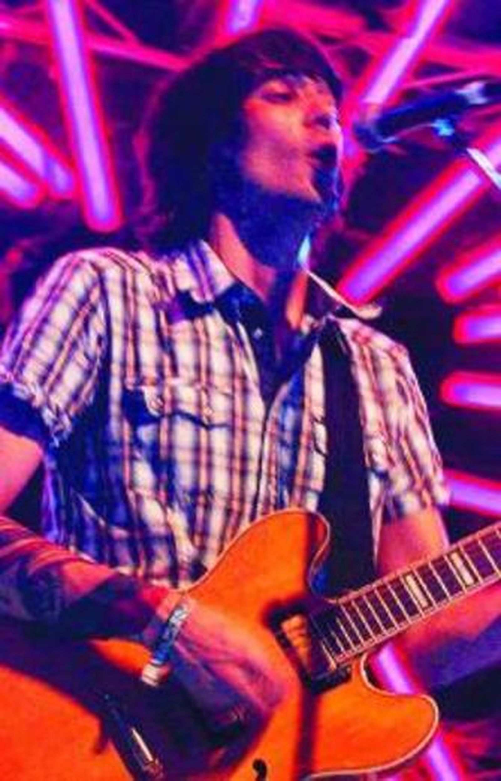 1. Leonard Cohen, durante su actuación, anoche, en el Festival de Benicàssim. 2. Los Lori Meyers, otros de los participantes en el evento. 3. El certamen ha tenido toda clase de estilos. 4. El público respondió muy bien.