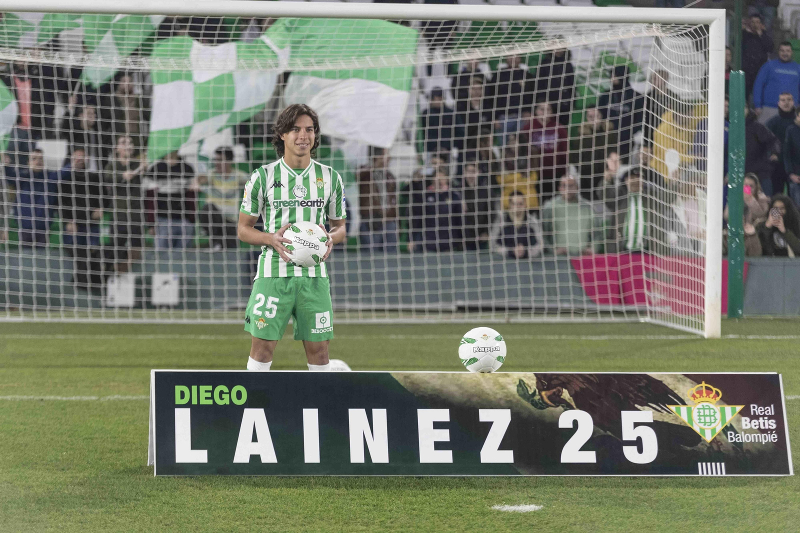 Diego Lainez posa en el césped del Benito Villamarín.
