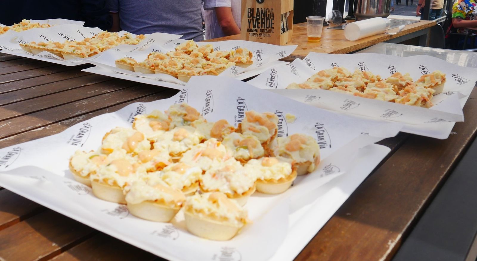 Una muestra de ensaladilla durante la presentación de la ruta gastronómica en San Fernando