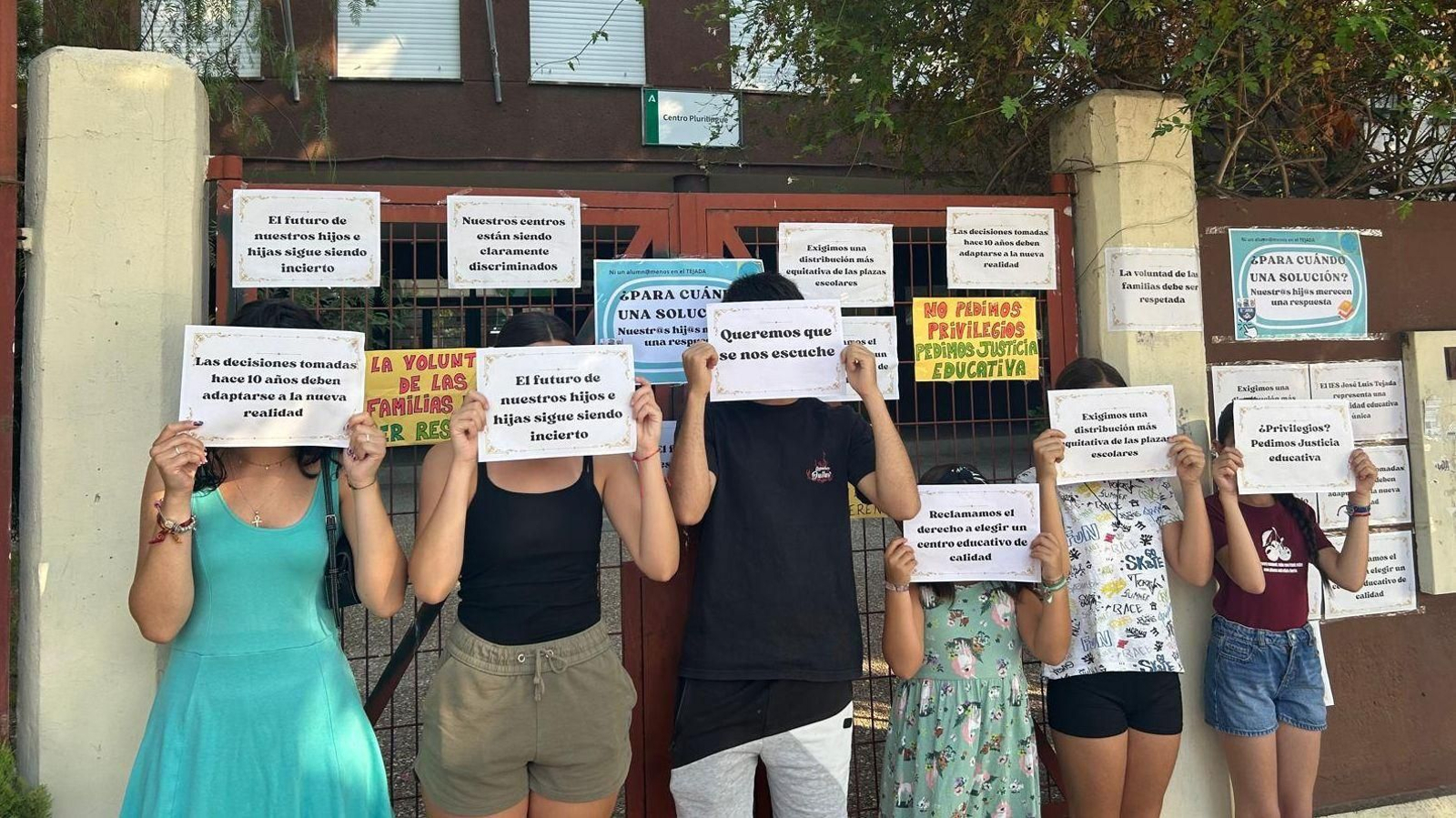 Algunas de las familias afectadas, este martes ante el IES José Luis Tejada.