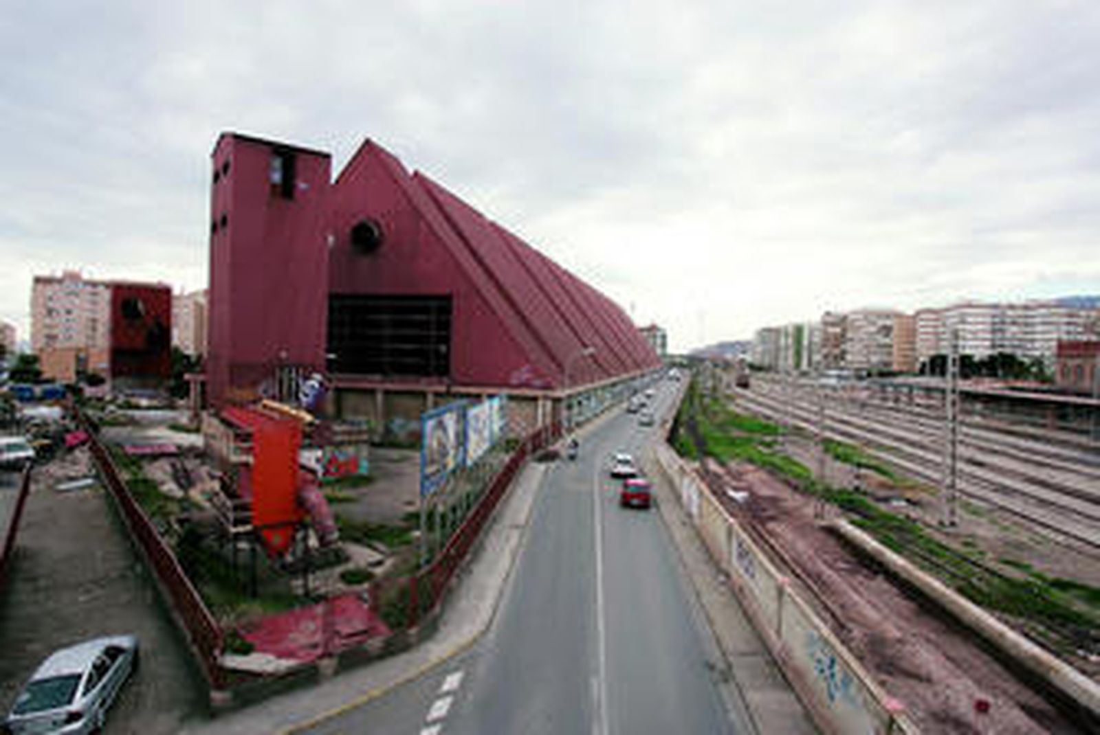 Vista de El Toblerone, afectado por el plan del soterramiento, y de las vías del tren.