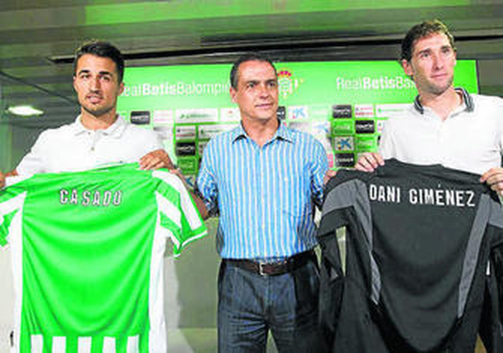 Alexis Trujillo, con dos de los fichajes para esta temporada.