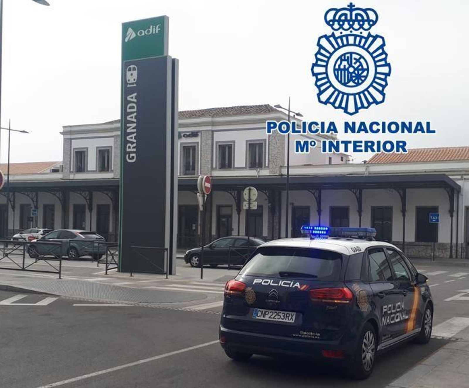 Un coche de la Policía Nacional en la estación de tren de Granada.