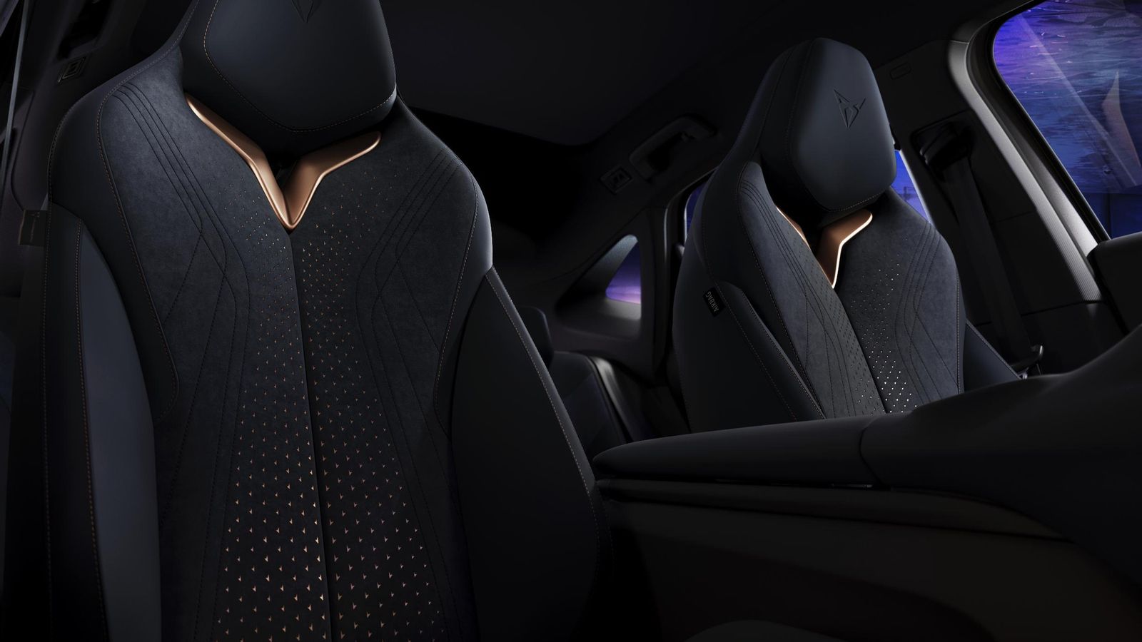 La intención de provocar y marcar diferencias está presente incluso en los asientos, con microperforaciones o estas piezas integradas por debajo de sus reposacabezas integrados.