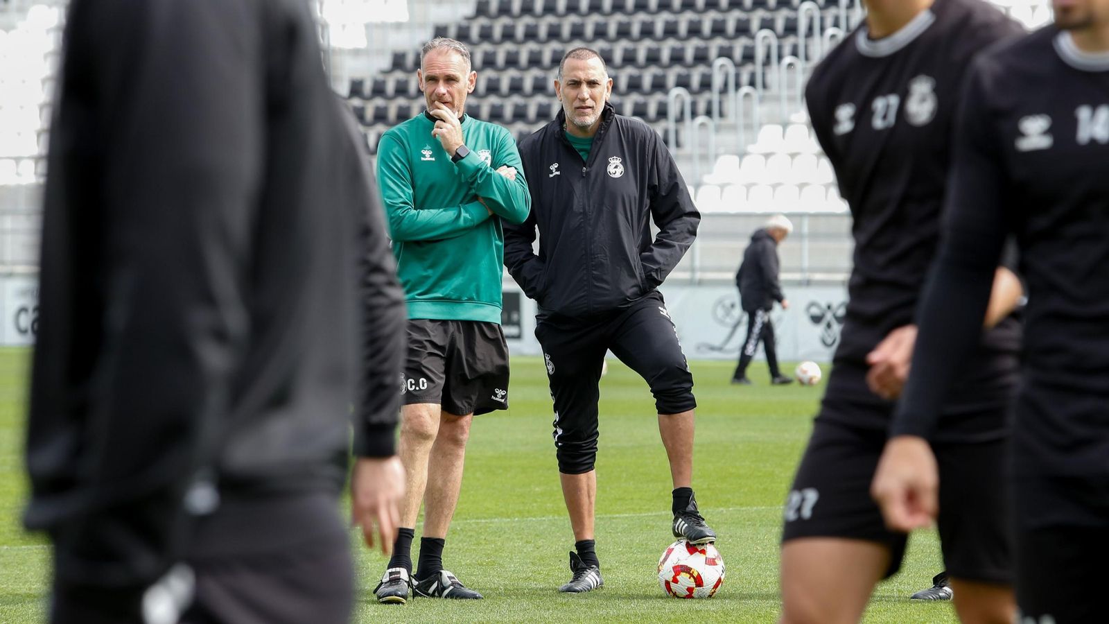 Carlos Guerra y Romerito, este miércoles sobre el césped del Ciudad de La Línea