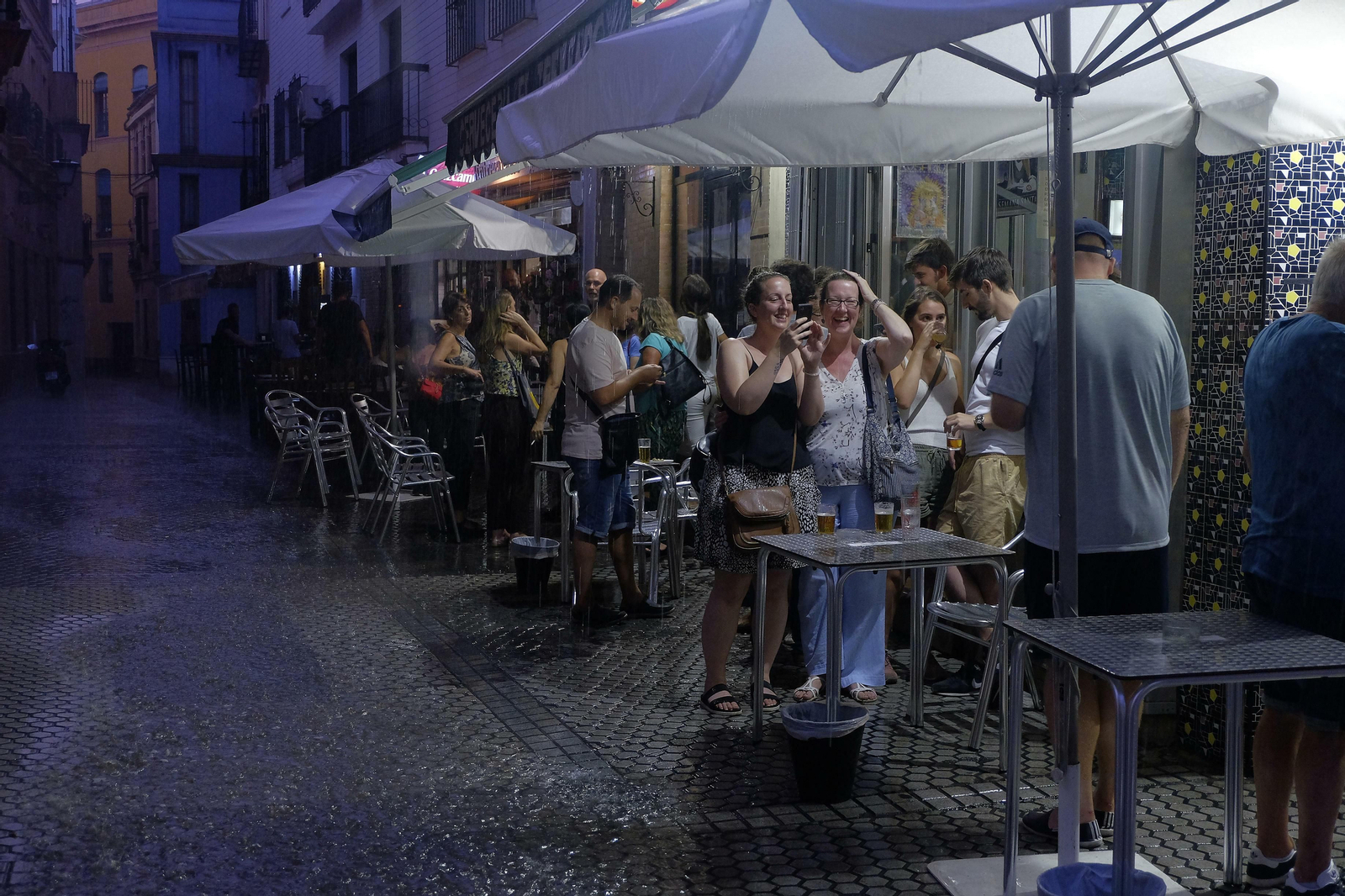 La gente se refugia de la fuerte lluvia.