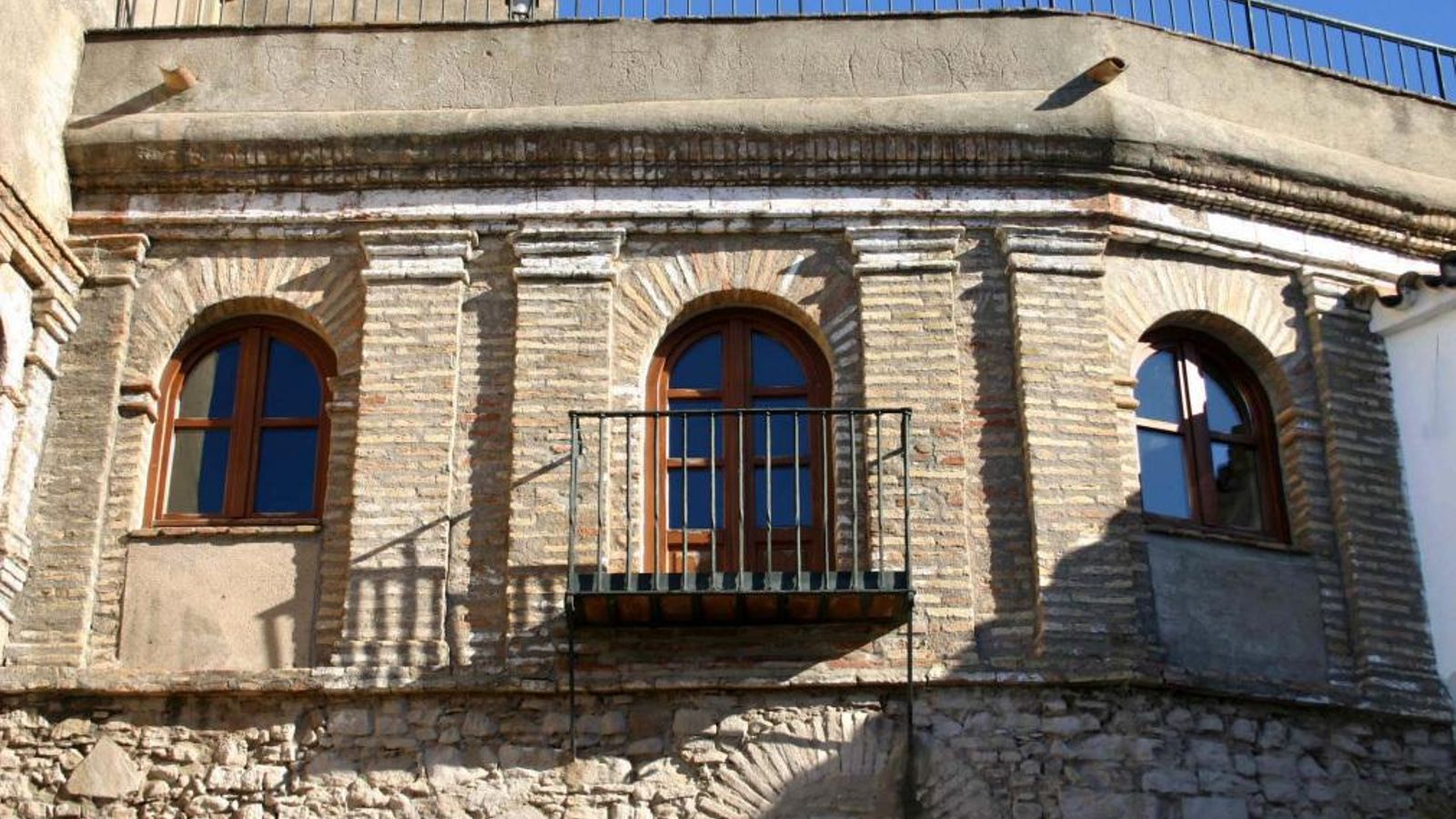 Fachada interior del alcázar en el que residía el Gobernador de la villa en ausencia de los Condes.