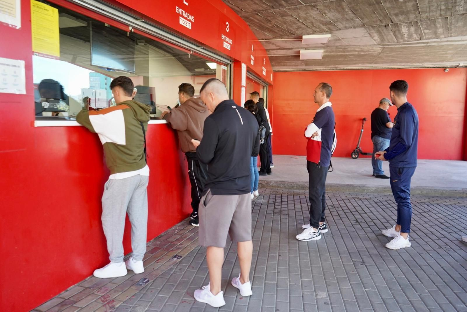 Imágenes de las colas de la afición del Granada CF