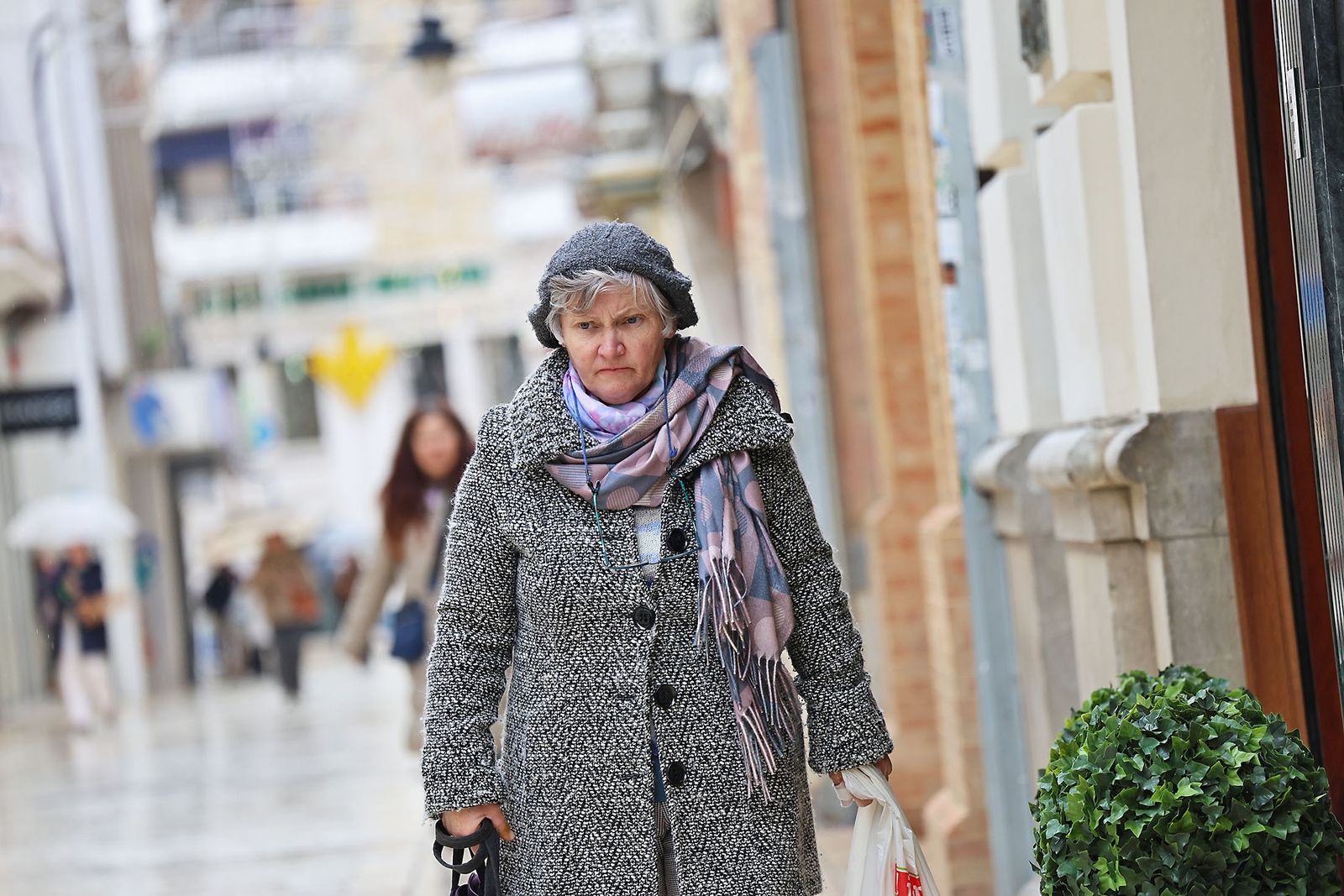 Las calles de la ciudad se inundan de paraguas en la invernal mañana de sábado