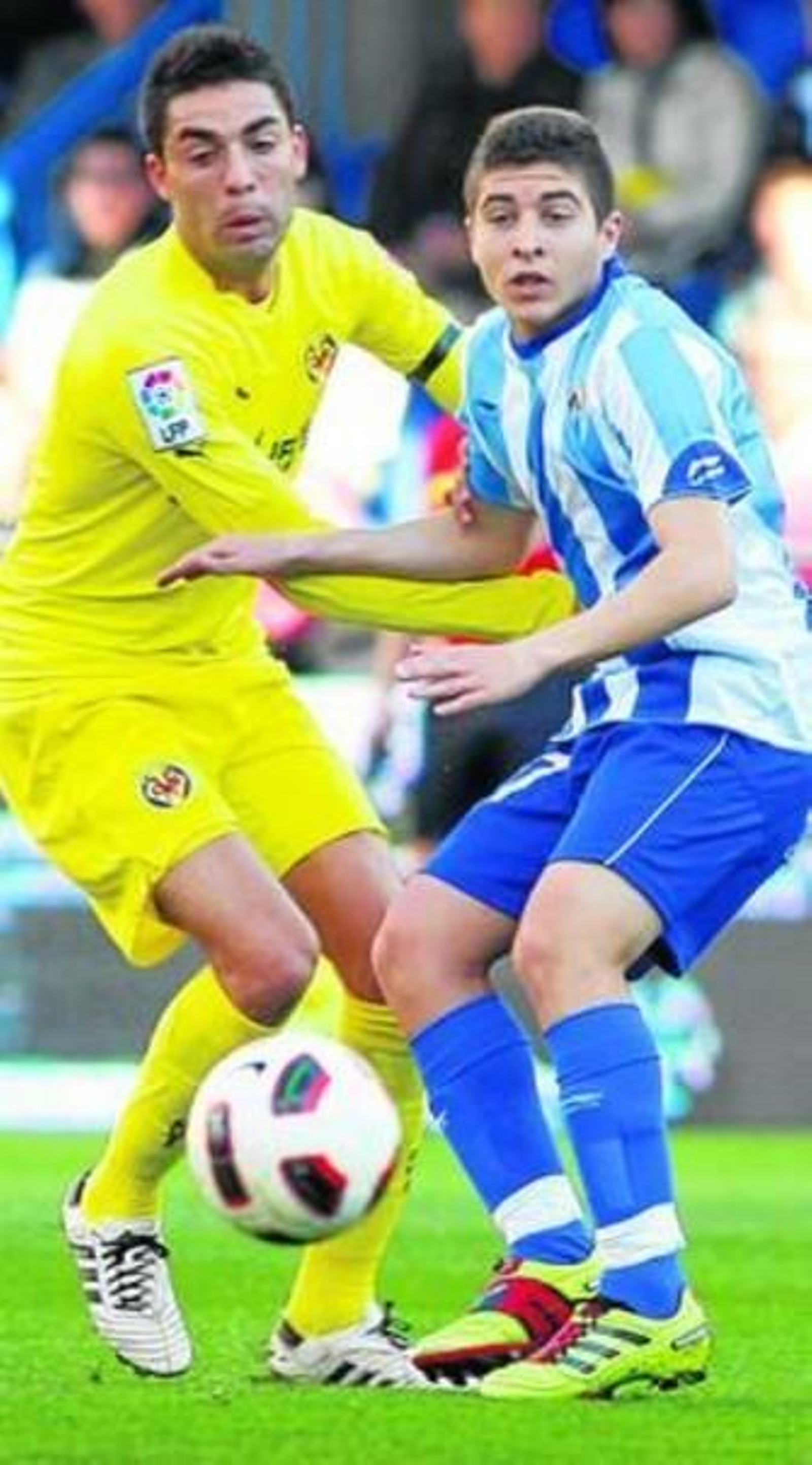 Portillo espera un balón junto al jugador del Villarreal Bruno.