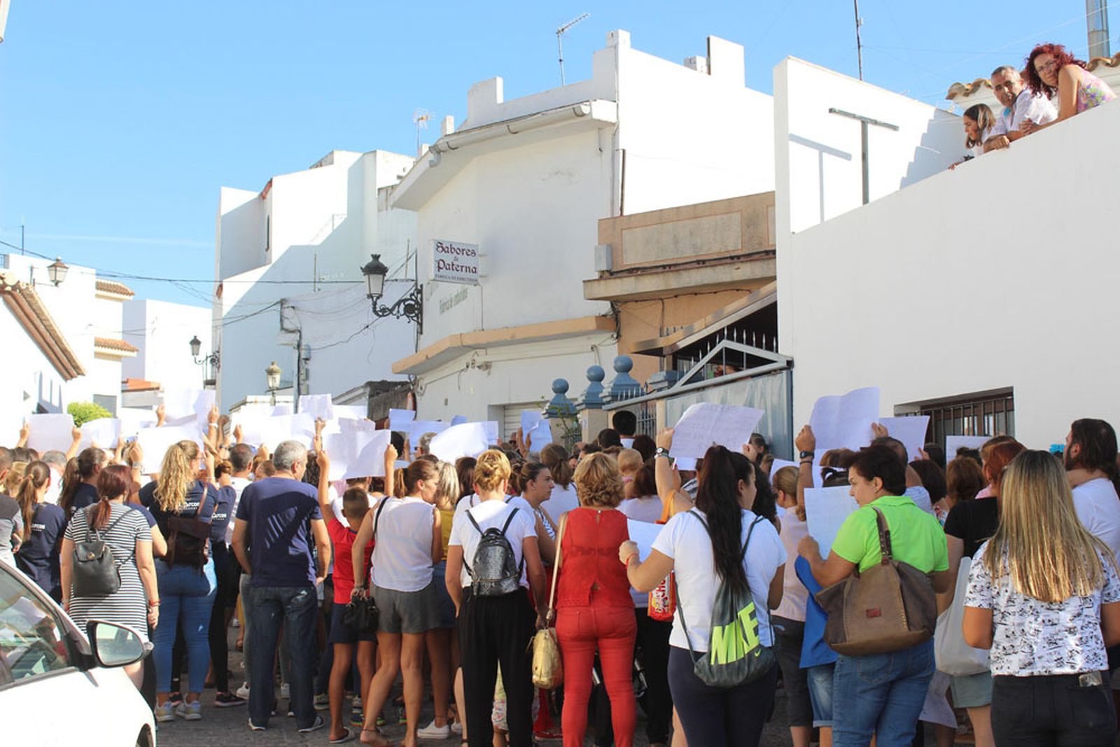 Concentración en apoyo de la empresa Sabores de Paterna