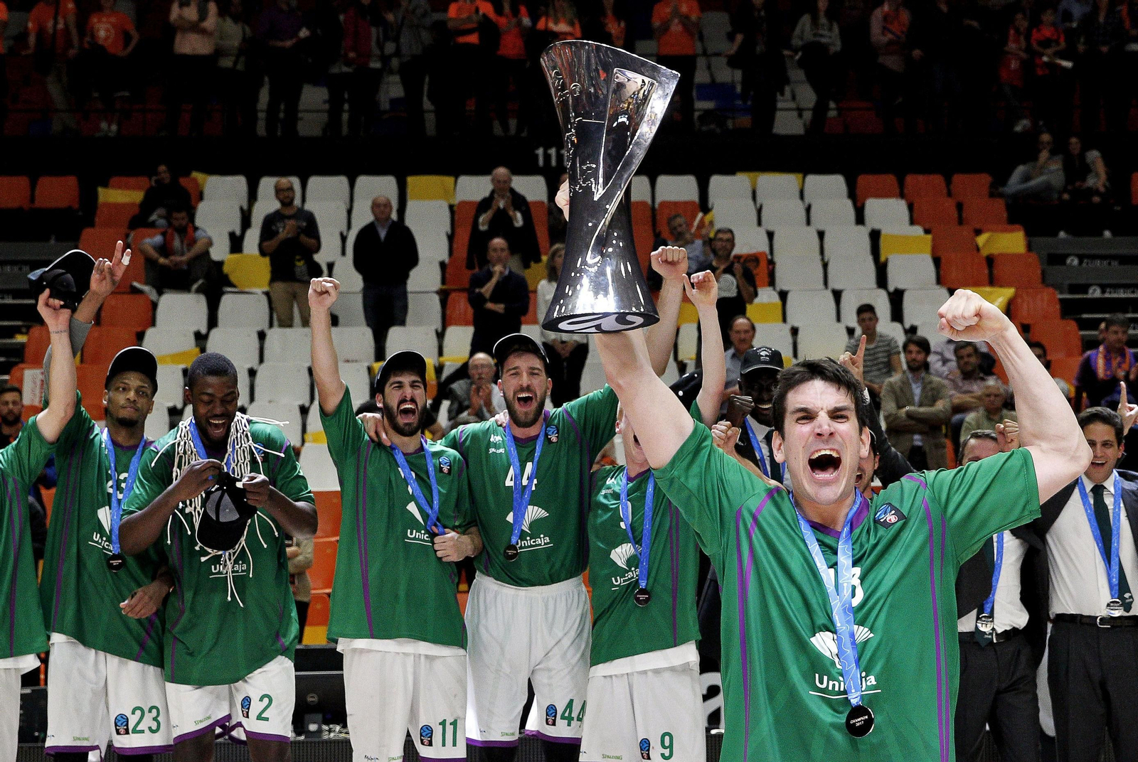 El Unicaja levanta la Eurocup en Valencia.