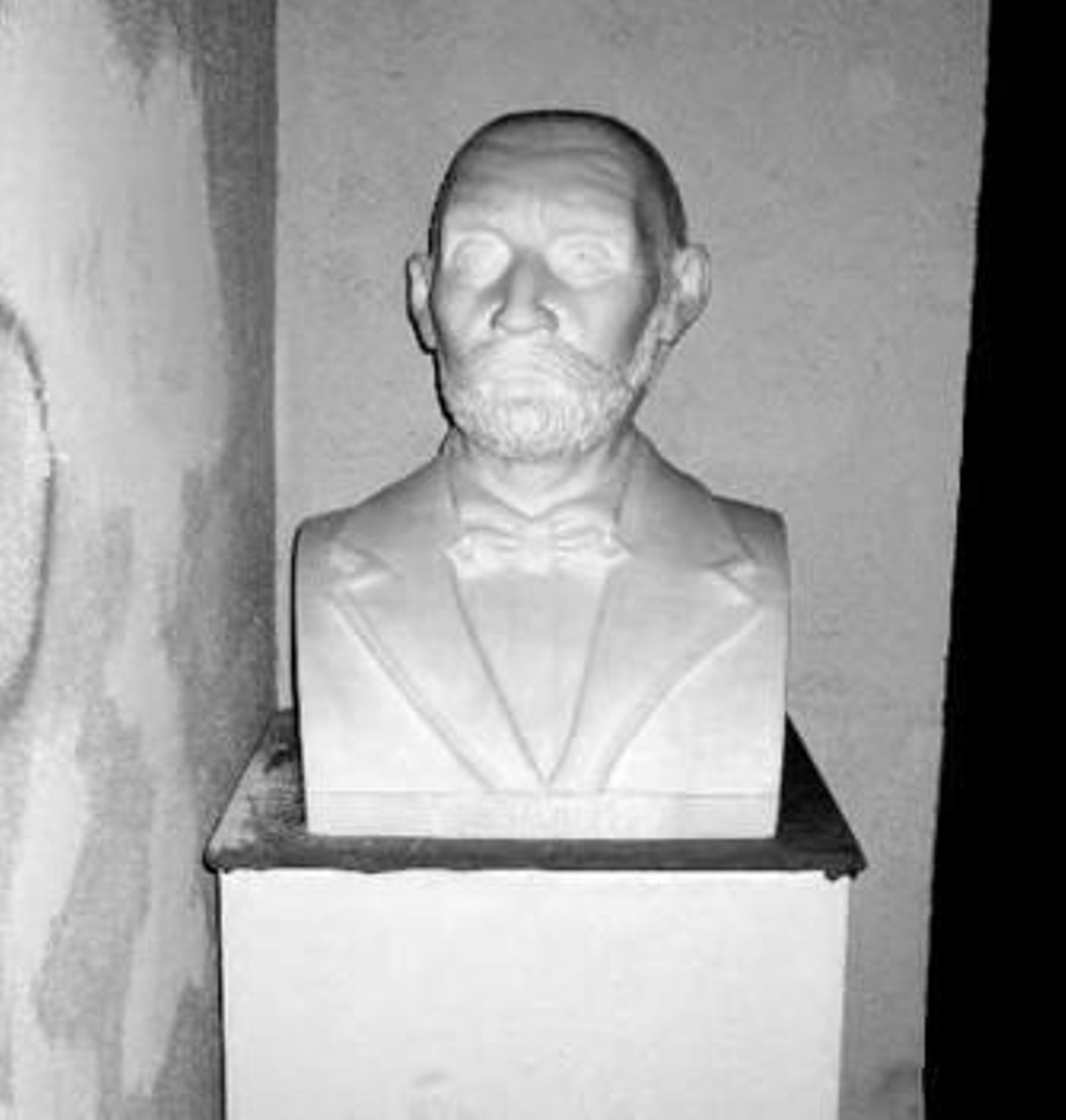 Busto de Nicolás Salmerón en una dependencia municipal.