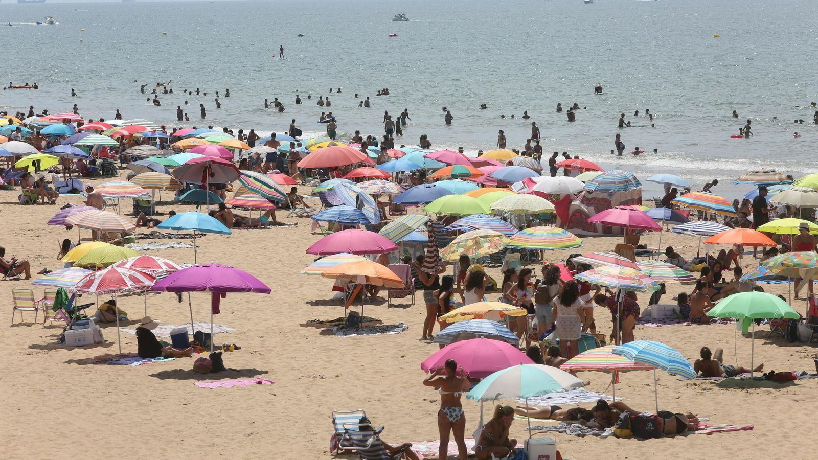 Ambiente veraniego en la playa de Punta Umbría.