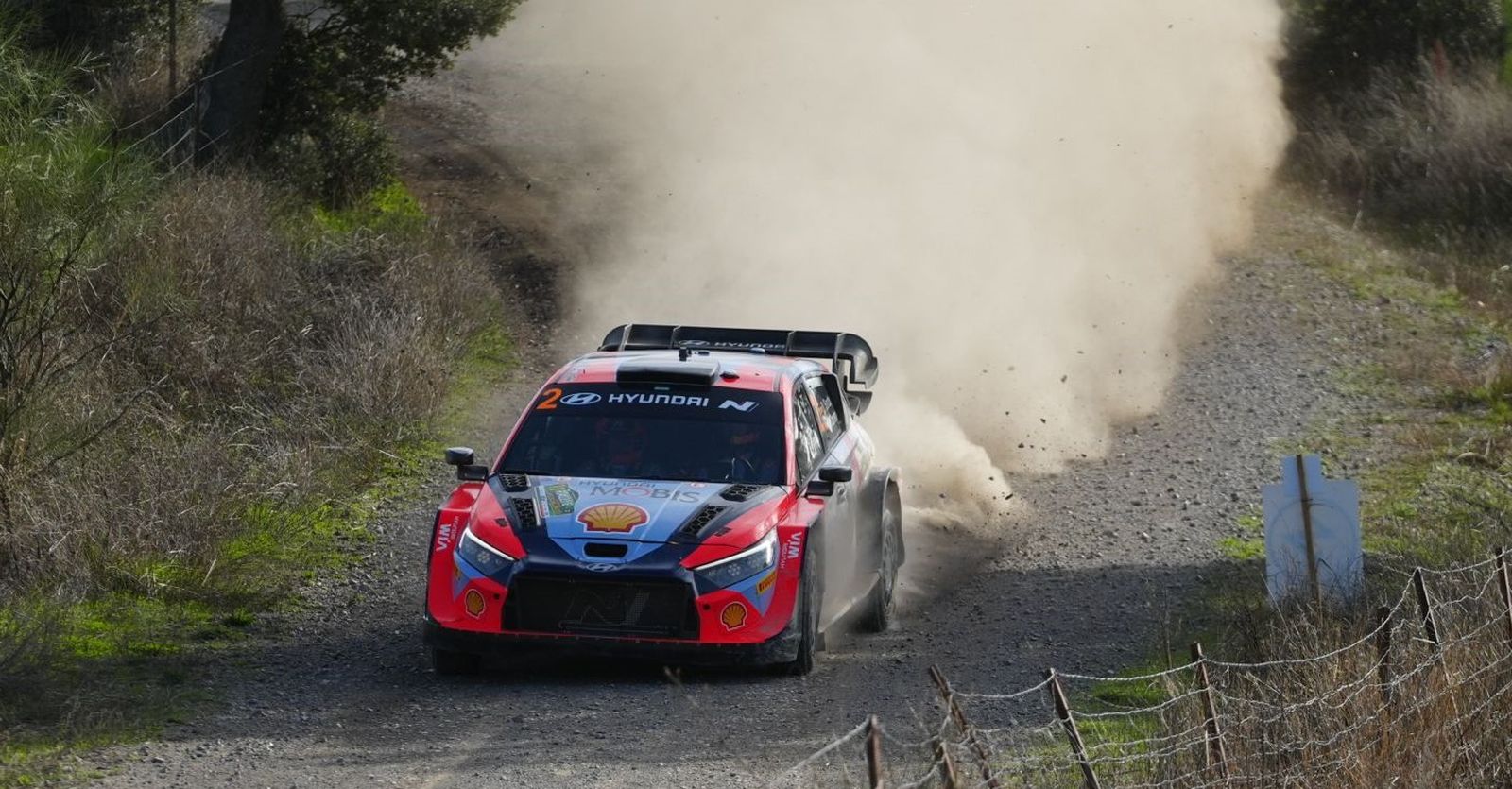Dani Sordo toma una curva en el tramo de calificación del Rallye de Pozoblanco.