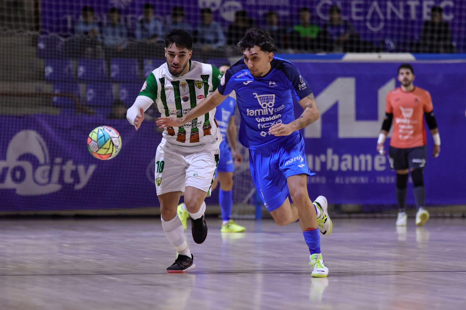Lucas Perin pelea un balón con un jugador del Alzira.