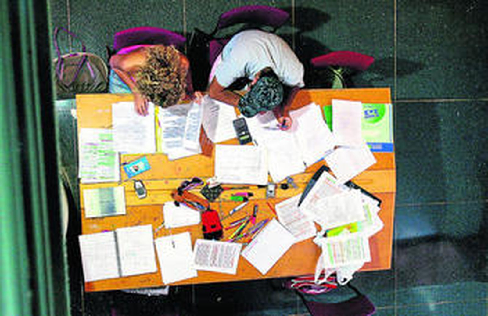 Dos estudiantes preparan trabajos en la Facultad de Económicas.