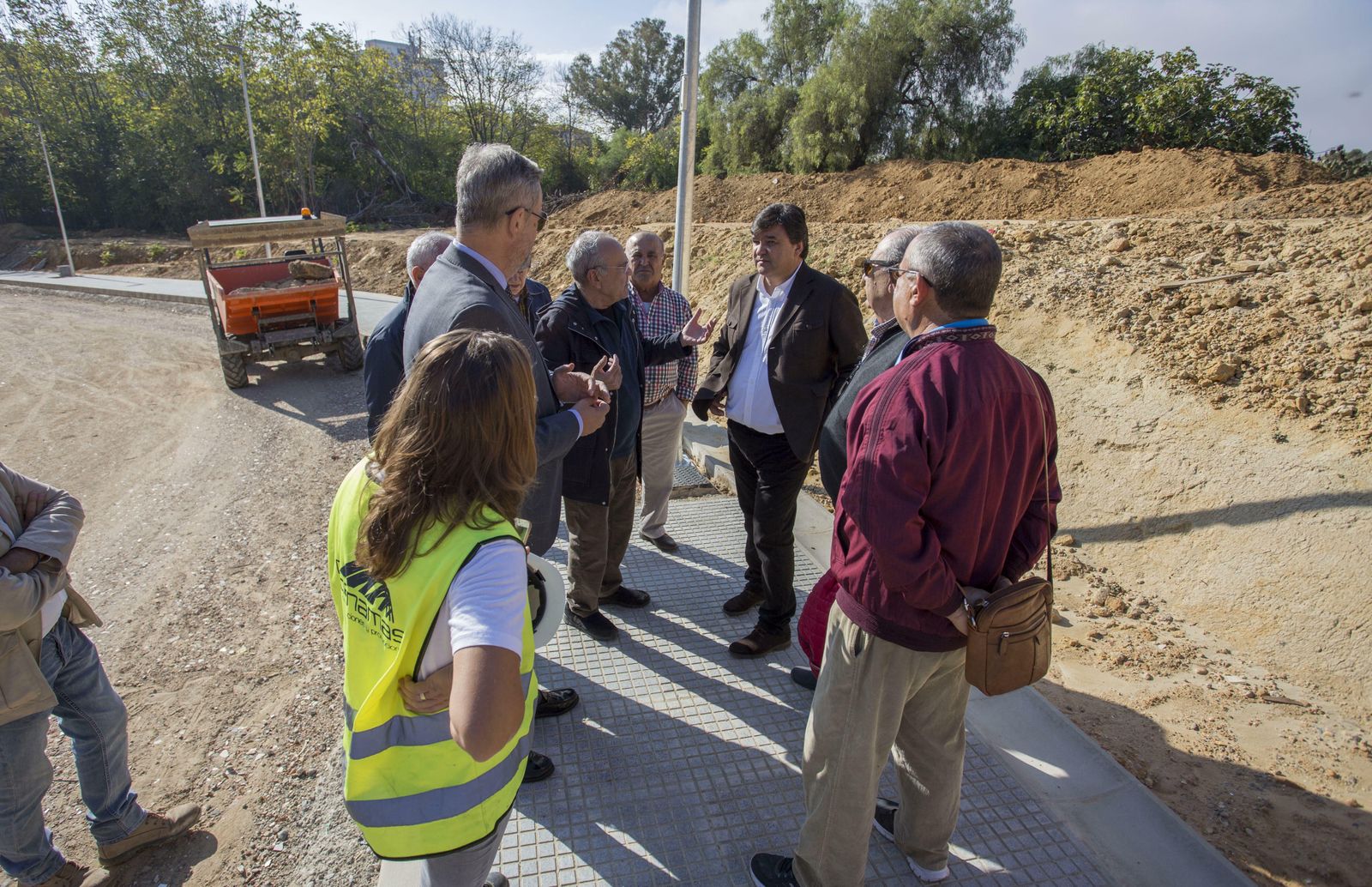 El alcalde Gabriel Cruz y el concejal Manuel Gómez conversan con los vecinos durante la visita.