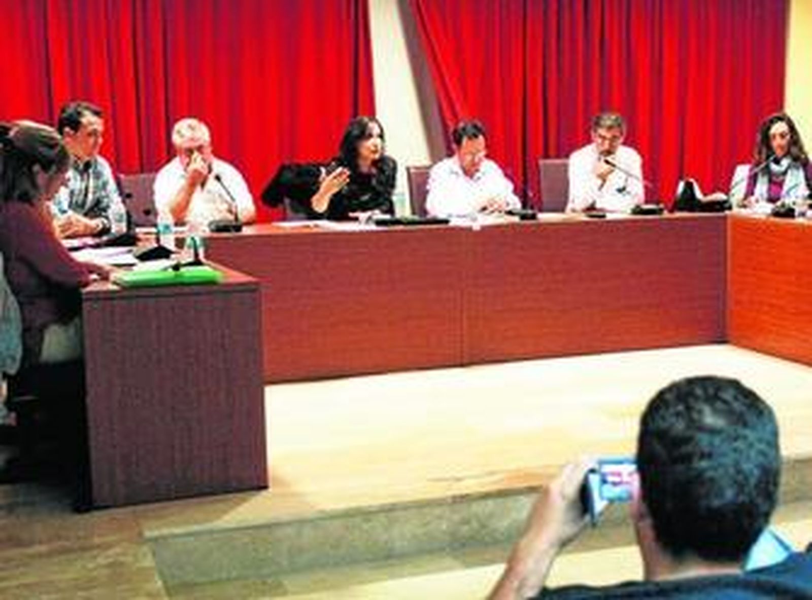 Los ediles no adscritos (izda.), durante un pleno con la alcaldesa, Inmaculada Gil (PP), al frente.