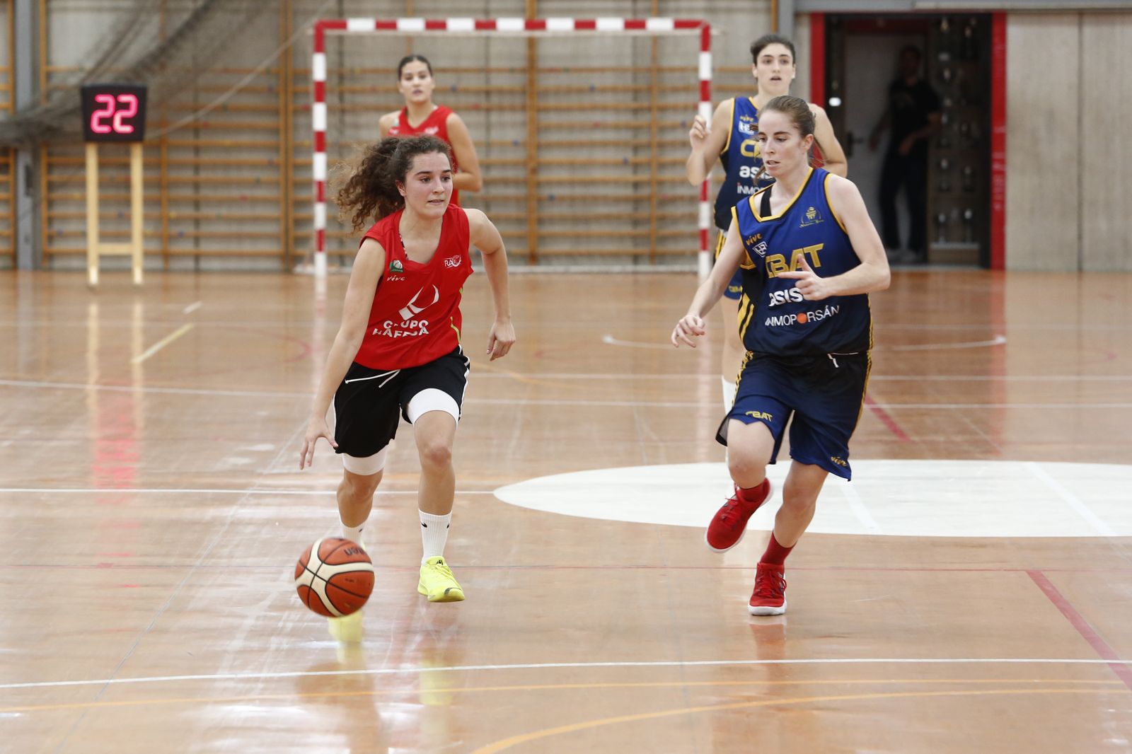 Alcántara trata de superar a una jugadora rival en el duelo del pasado domingo ante el Alhaurín.