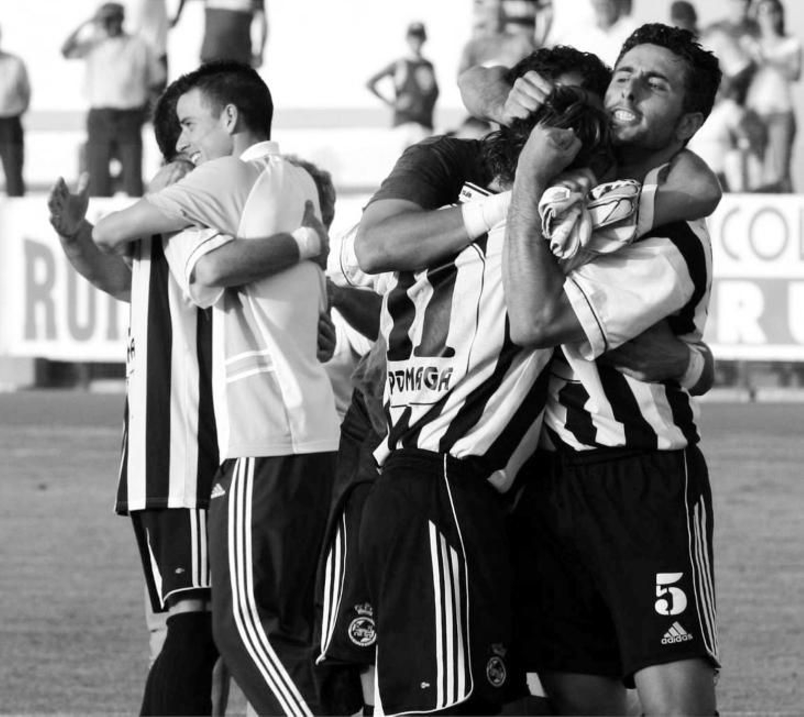 Los albinegros celebran la clasificación para la liguilla de 2006.
