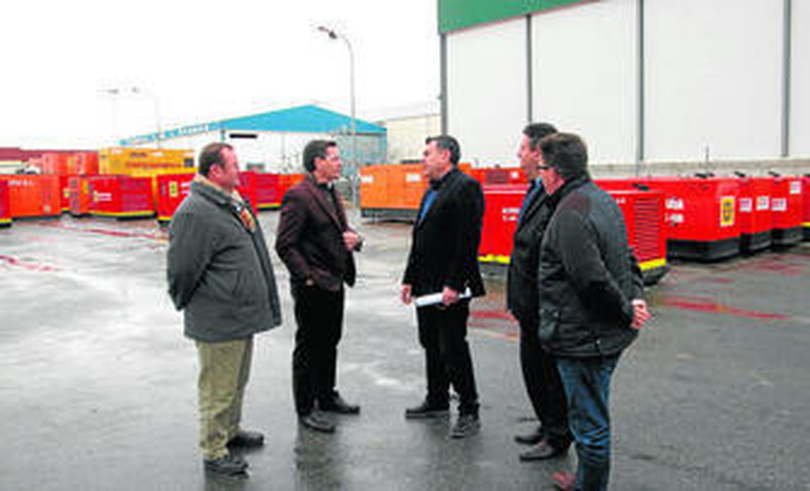 José Luis Sánchez Teruel, en las instalaciones de Alyser Maquinaria Industrial, con el portavoz de la empresa, Juan de Dios Sola.