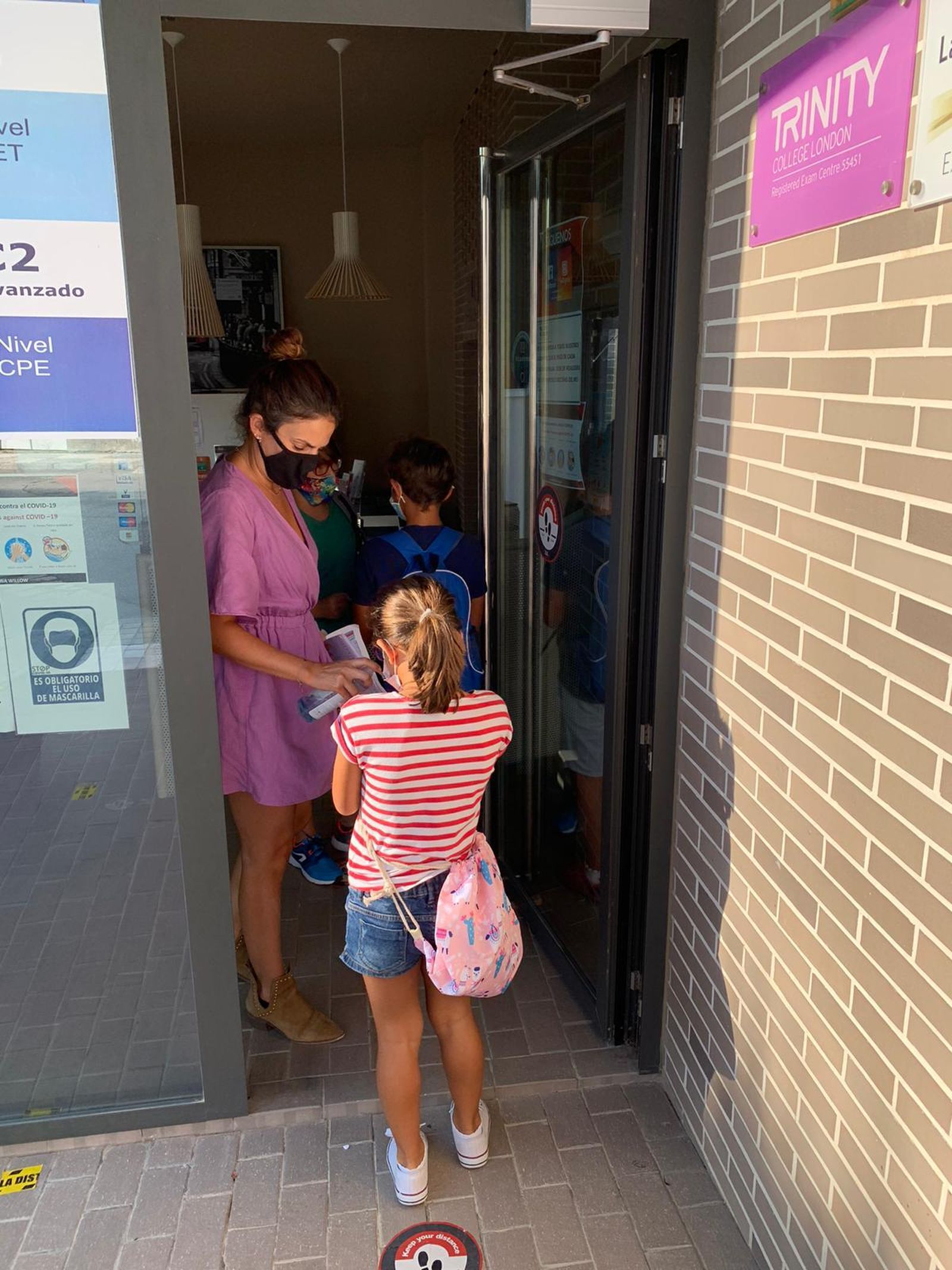 Entrada de niños en una escuela de idiomas.