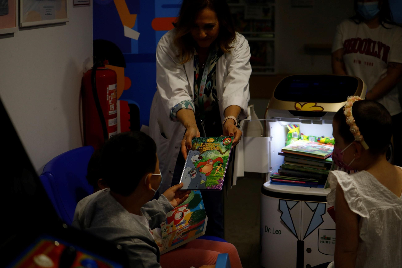 Ana Calvo muestra a Mateo 'El libro de la selva'.