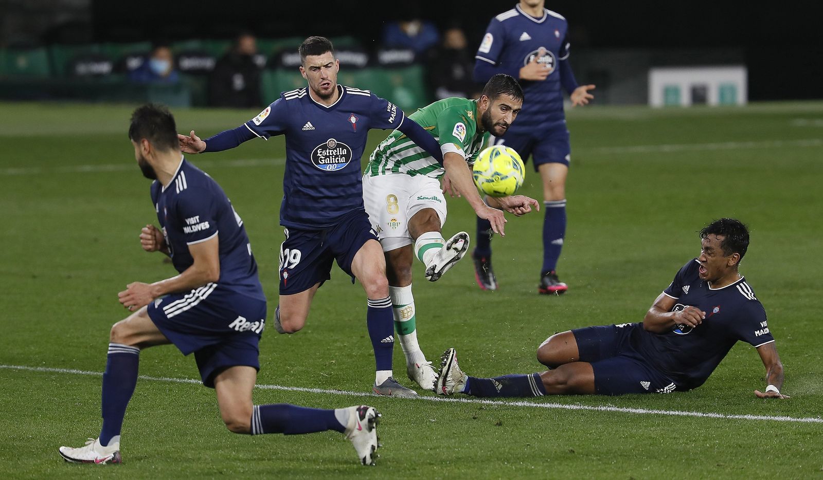 Fekir chuta a portería en un lance del partido ante el Celta.