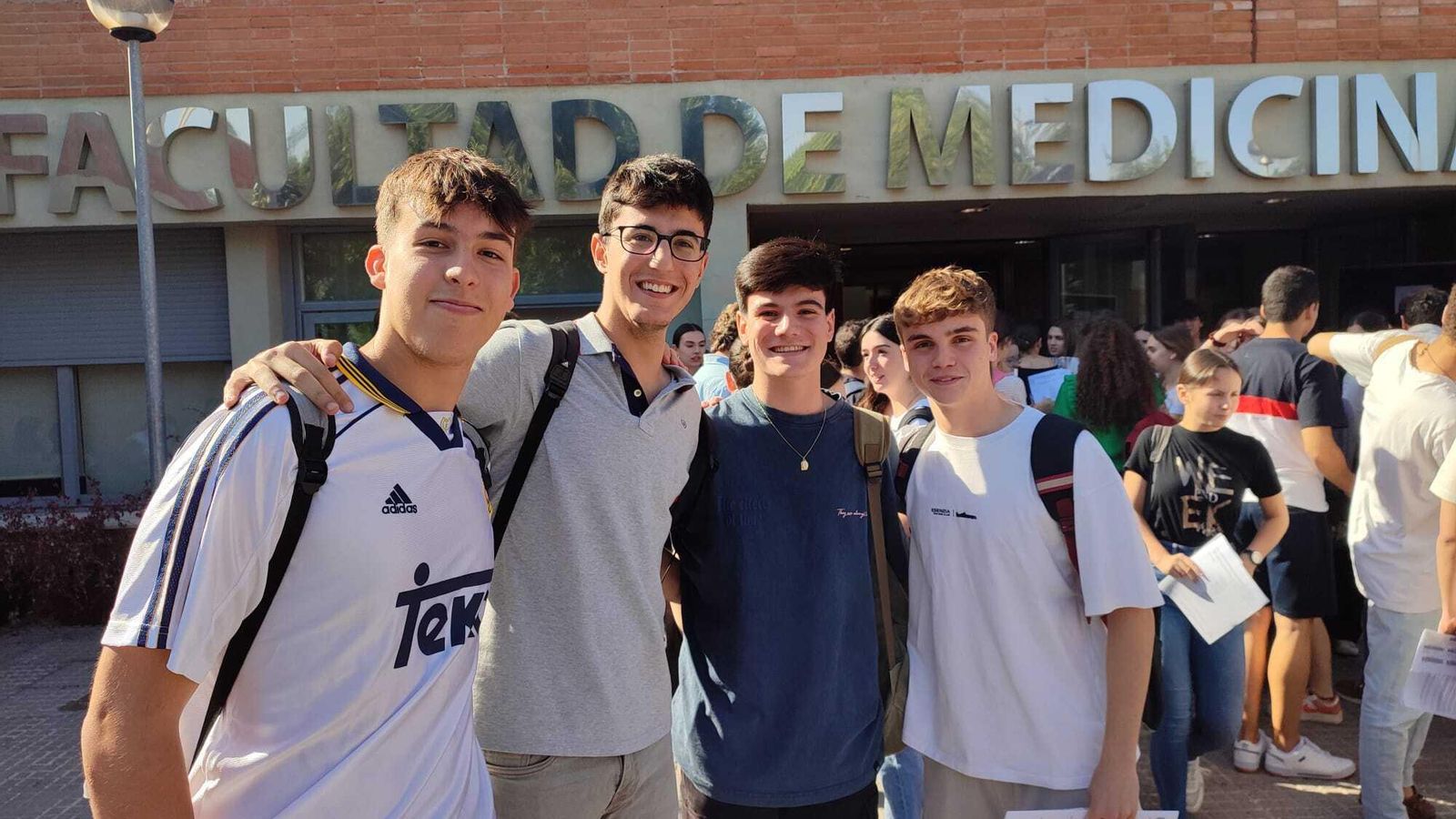 Nacho junto a sus compañeros al salir del examen de Lengua y Literatura. Nacho junto a sus compañeros al salir del examen de Lengua y Literatura.