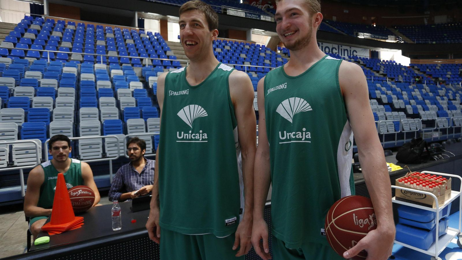 Fran Vázquez y Domantas Sabonis, con Carlos Suárez detrás.