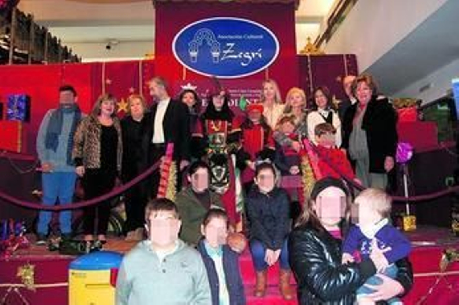 Familias de Lagunillas recogiendo sus regalos.