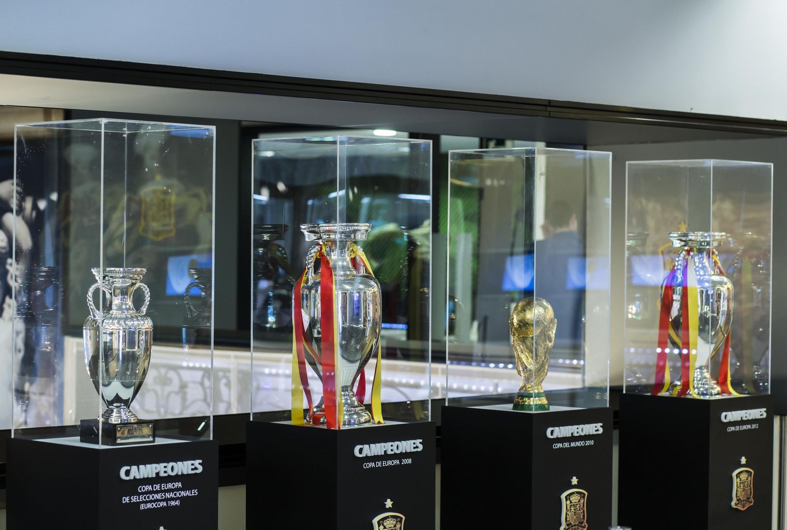Los trofeos de la selección expuestos en la tienda de Telefónica en Madrid.