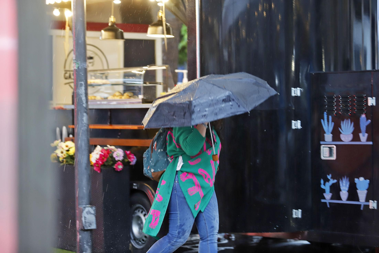 Imágenes de la mañana lluviosa de domingo en Huelva