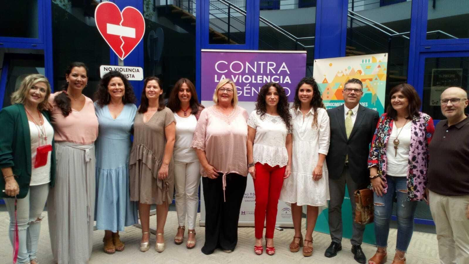 Rocío Ruiz, en el centro de la imagen, durante su visita institucional a Almonte.