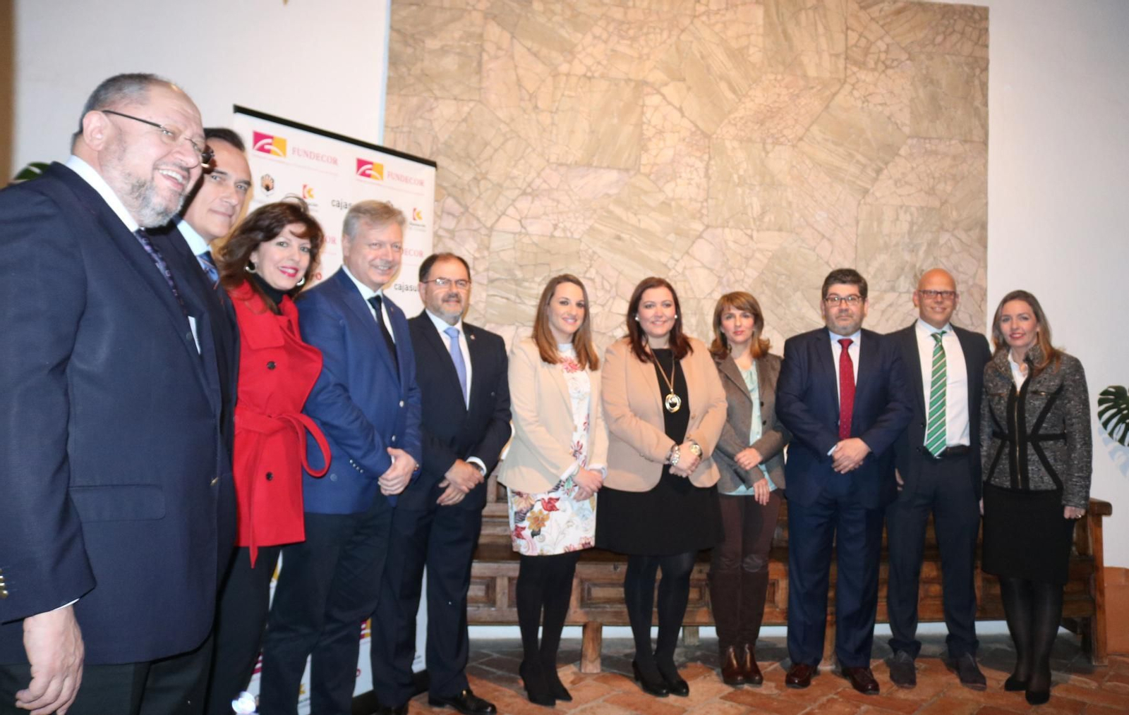 Dirigentes institucionales, ayer en la celebración del 20 aniversario de Fundecor en el Palacio de Viana.