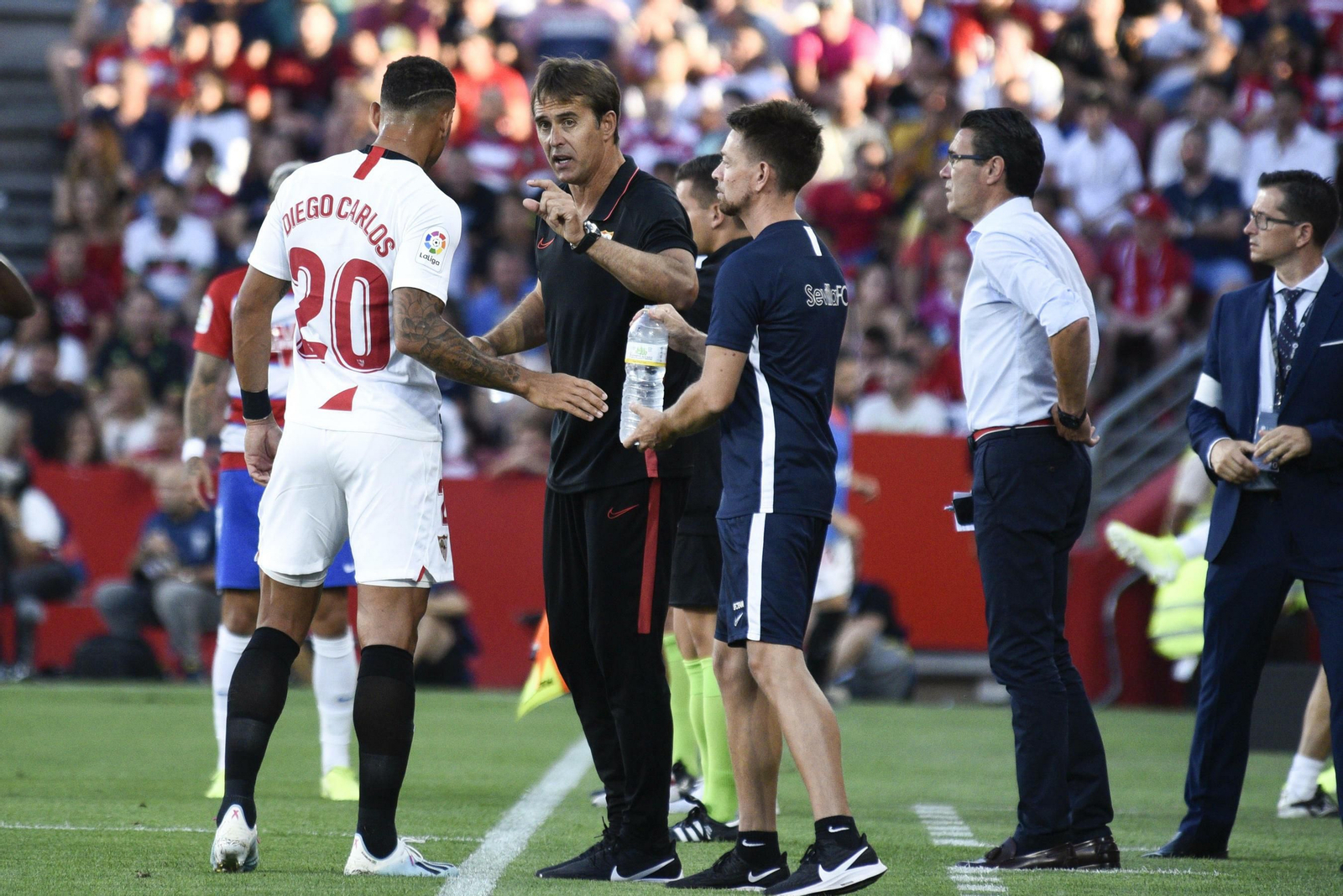Lopetegui da indicaciones a Diego Carlos durante el encuentro