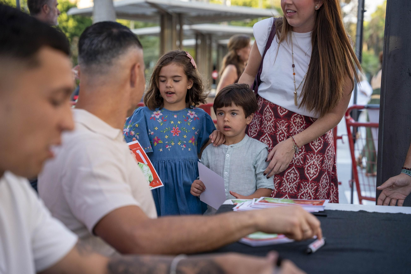 Los jugadores de la UDA Thalys y Andrés firman autógrafos