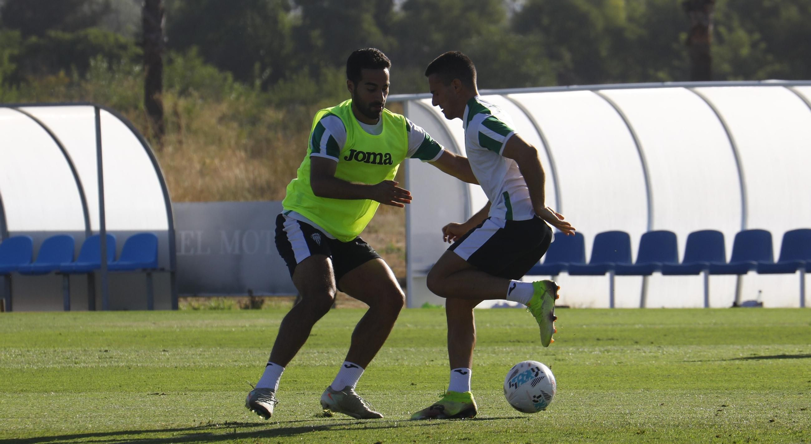 Rubén Alves presiona a Diego Bri durante un entrenamiento.